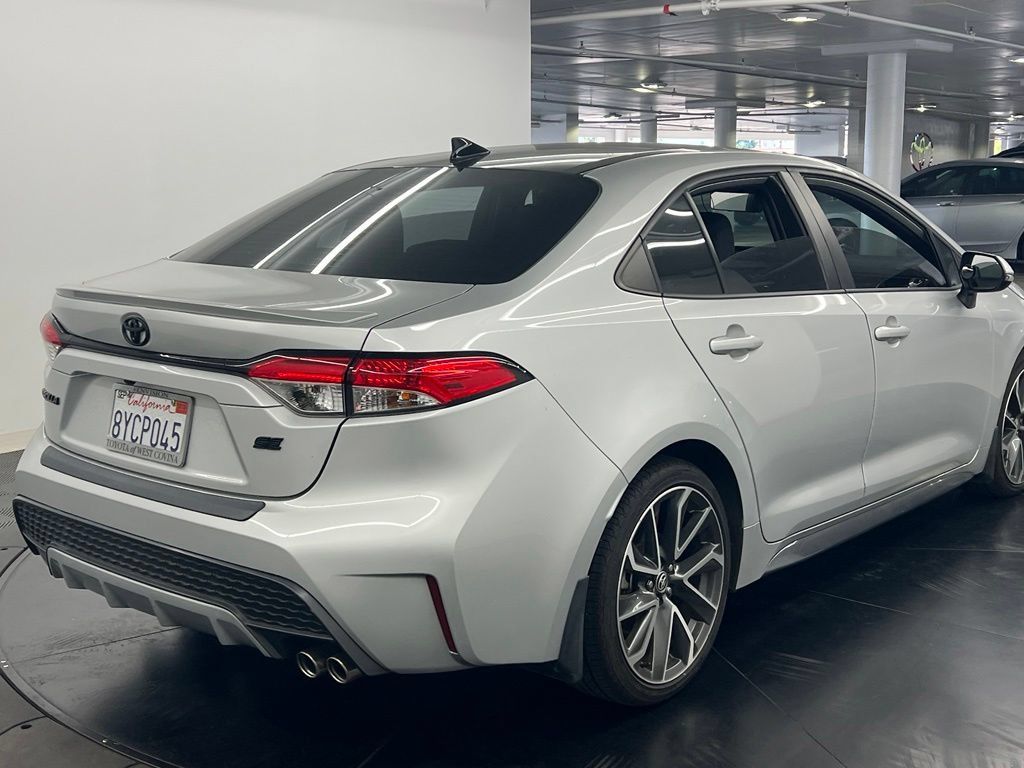 Used 2022 Toyota Corolla SE w/ SE Premium Package FWD image 5