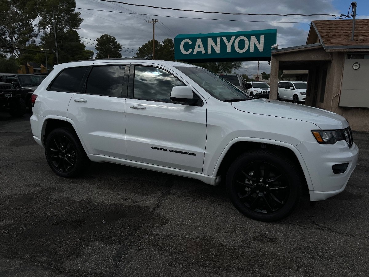 Used 2020 Jeep Grand Cherokee Altitude RWD image 2