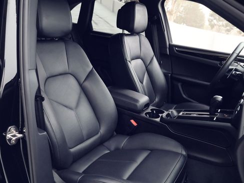 Certified 2025 Porsche Macan image 24