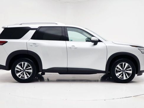 Used 2023 Nissan Pathfinder SL image 3