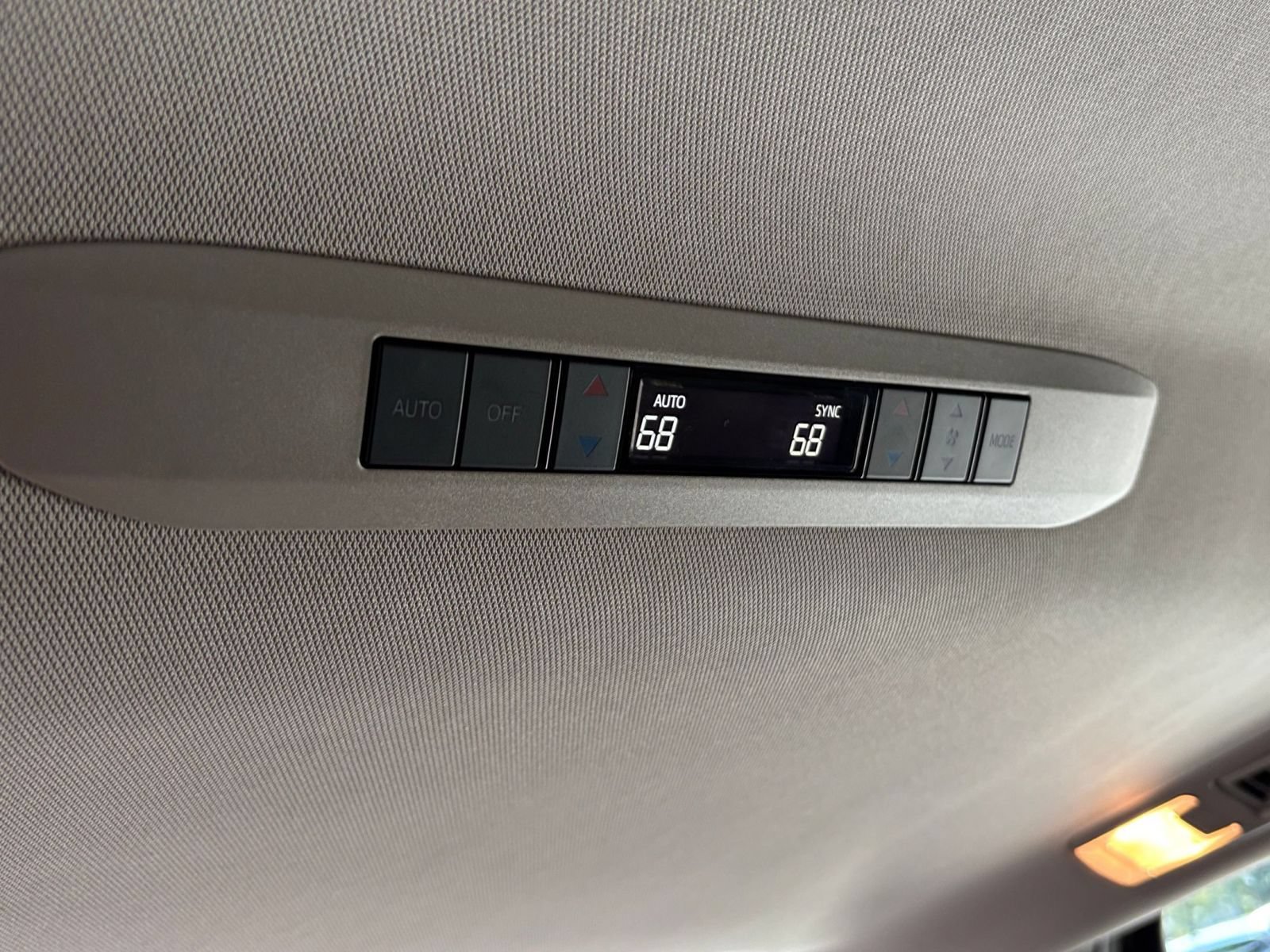 Used 2025 Toyota Sienna XLE FWD image 24