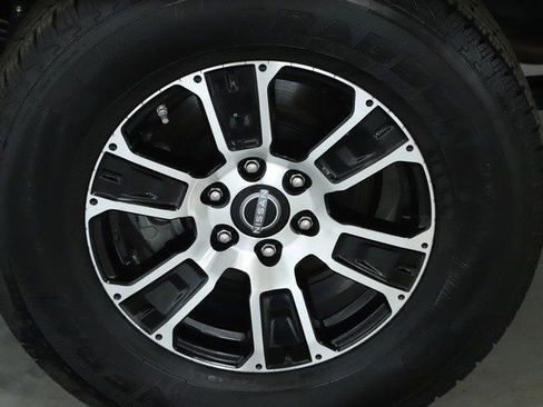 Used 2024 Nissan Titan SV w/ SV Convenience Package image 12