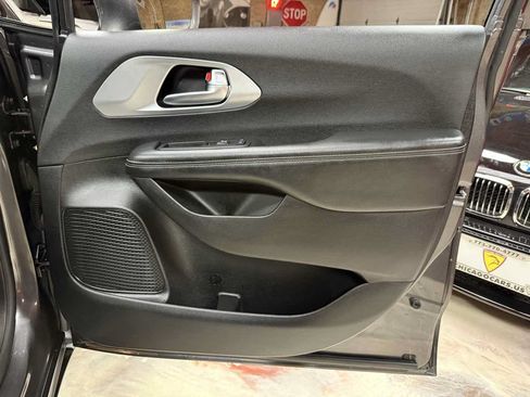 Used 2019 Chrysler Pacifica Touring-L Plus w/ Advanced Safetytec Group FWD image 37