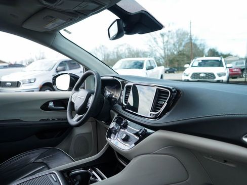 Used 2024 Chrysler Pacifica Limited image 34