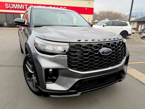 Used 2025 Ford Explorer ST-Line w/ ST-Line Street Pack image 2