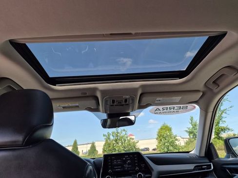Used 2022 Toyota Highlander XLE AWD/4WD image 32