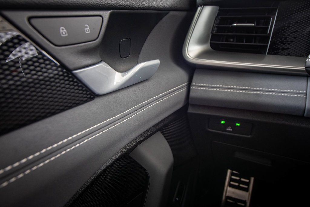 New 2026 Volkswagen Tiguan SE R-Line FWD image 34