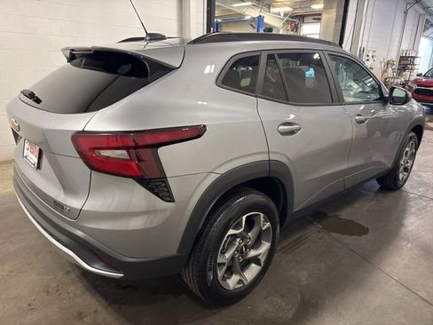 Used 2025 Chevrolet Trax LT w/ LT Convenience Package FWD image 4