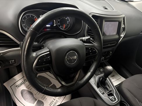 Used 2019 Jeep Cherokee Latitude w/ Cold Weather Group AWD/4WD image 18