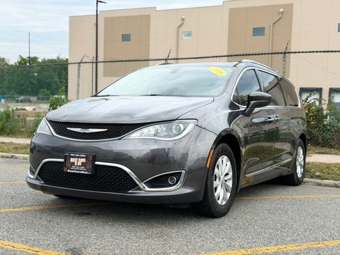 Used 2018 Chrysler Pacifica Touring-L FWD image 1