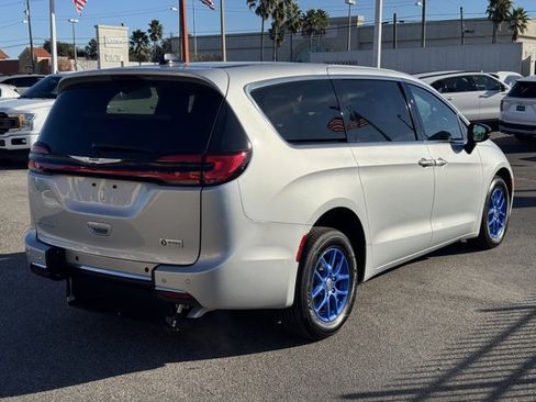 Used 2024 Chrysler Pacifica Touring-L image 5