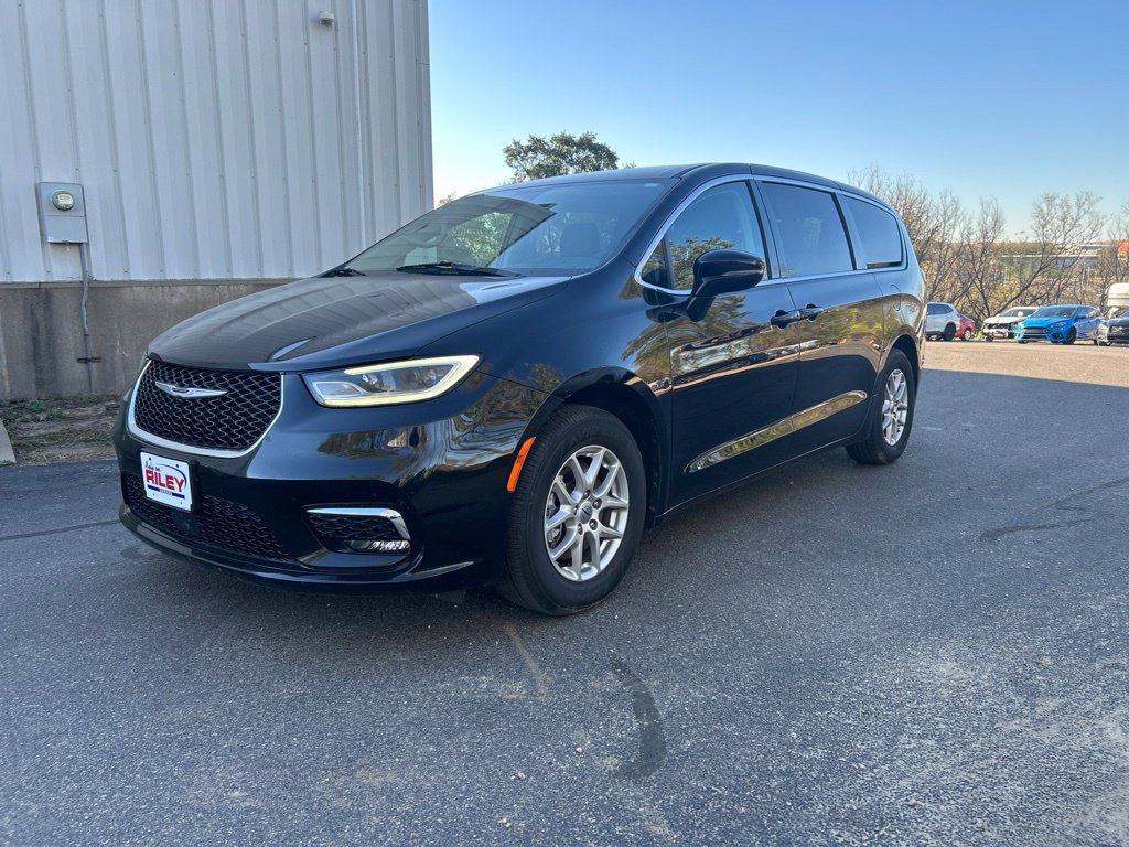 Used 2024 Chrysler Pacifica Touring-L FWD image 1
