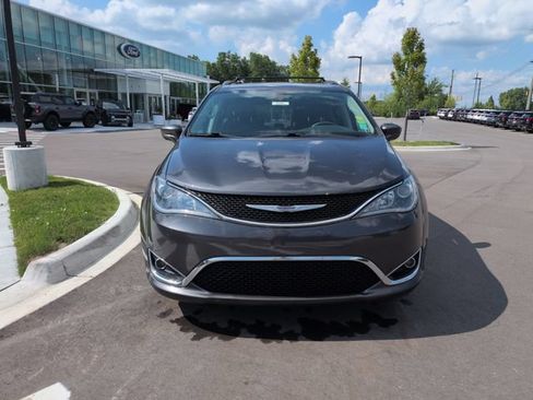 Used 2018 Chrysler Pacifica Touring-L Plus w/ Tire & Wheel Group FWD image 8