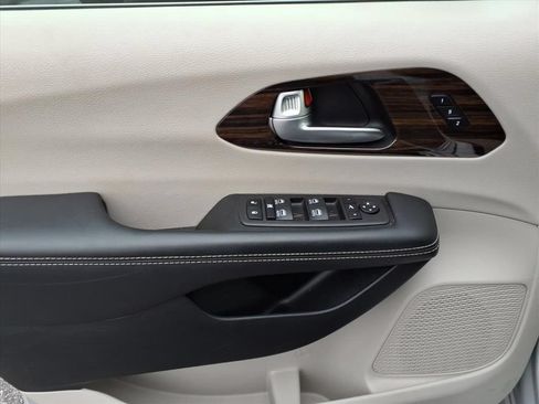 Certified 2023 Chrysler Pacifica Limited FWD image 6