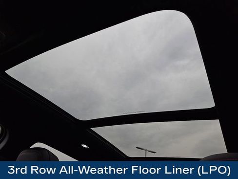 Used 2025 Chevrolet Traverse RS image 19