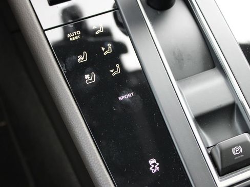 Used 2025 Porsche Macan image 21