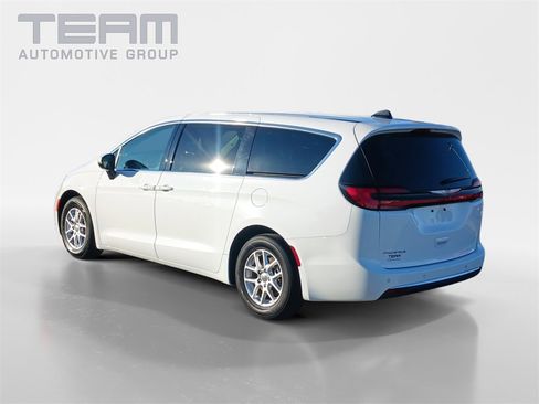 Used 2023 Chrysler Pacifica Touring-L image 5