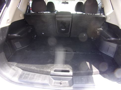 Used 2018 Nissan Rogue SV image 16
