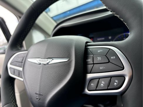 Used 2024 Chrysler Pacifica Touring-L image 12