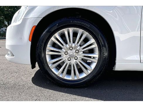 Used 2021 Chrysler 300 Touring L image 9