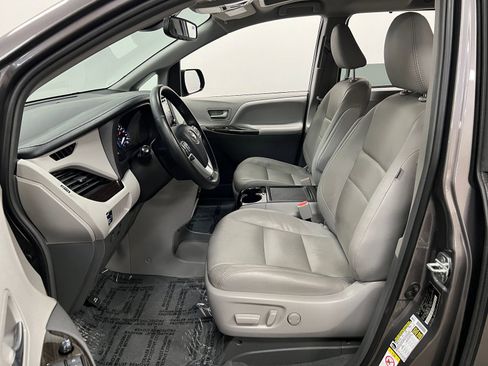 Used 2019 Toyota Sienna XLE image 10