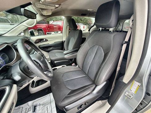Used 2023 Chrysler Voyager LX FWD image 18