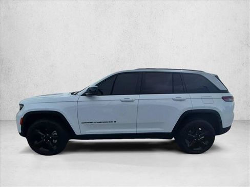 Used 2023 Jeep Grand Cherokee Altitude AWD/4WD image 9