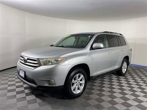 Used 2012 Toyota Highlander SE w/ Tow Pkg image 4