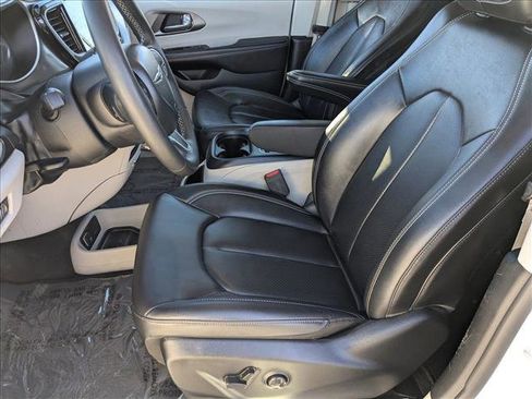 Used 2024 Chrysler Pacifica Touring-L image 15