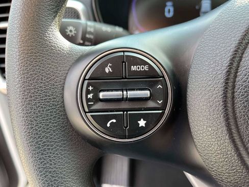 Used 2025 Kia Soul LX w/ LX Technology Package FWD image 17