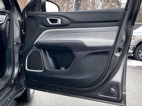 Used 2023 Jeep Compass Latitude image 11