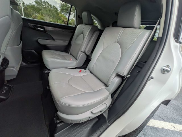Used 2024 Toyota Highlander Limited FWD image 15