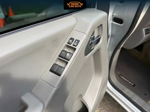 Used 2015 Nissan Frontier SV image 11