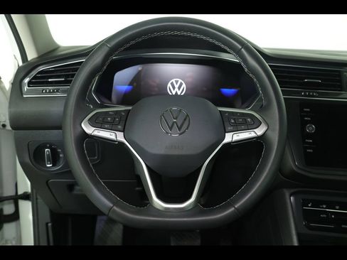 Used 2023 Volkswagen Tiguan SE w/ Panoramic Sunroof Package FWD image 25