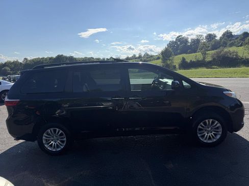 Used 2017 Toyota Sienna XLE w/ XLE Navigation Package FWD image 8