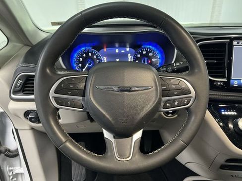 Used 2023 Chrysler Pacifica Touring-L w/ Uconnect Theater Family Group AWD/4WD image 11