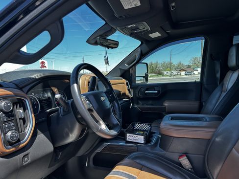 Used 2020 Chevrolet Silverado 1500 High Country w/ Technology Package AWD/4WD image 9