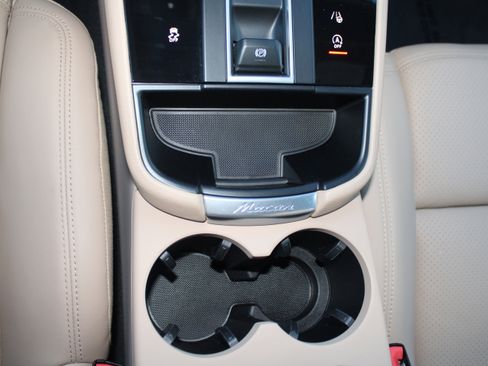 Certified 2025 Porsche Macan image 23