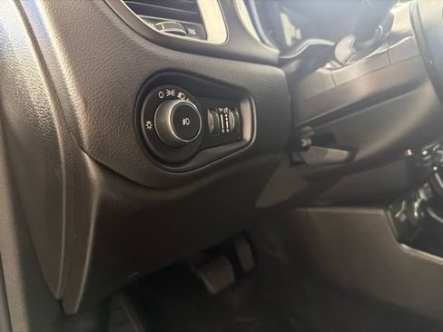 Used 2021 Jeep Renegade Latitude w/ Convenience Group AWD/4WD image 17