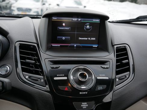 Used 2014 Ford Fiesta Titanium image 22