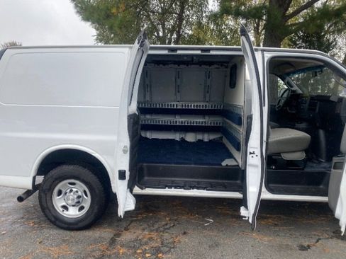 Used 2018 Chevrolet Express 2500 image 10