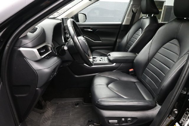Used 2023 Toyota Highlander XLE AWD/4WD image 10