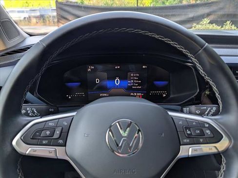 Used 2023 Volkswagen Taos SE w/ Panoramic Sunroof Package FWD image 37