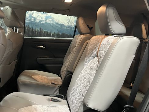 Used 2023 Toyota Highlander Bronze Edition AWD/4WD image 14