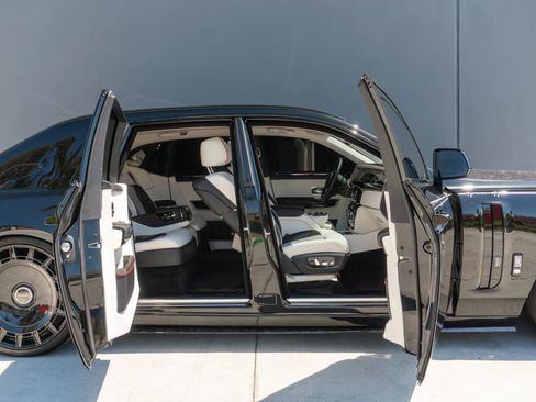 Used 2024 Rolls-Royce Phantom Sedan w/ The Phantom Package RWD image 15