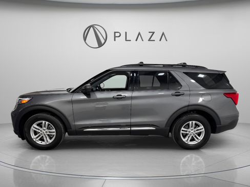 Used 2023 Ford Explorer XLT image 3