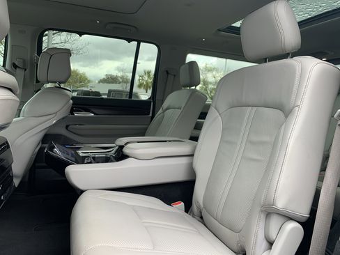 Used 2022 Jeep Grand Wagoneer Series I image 40