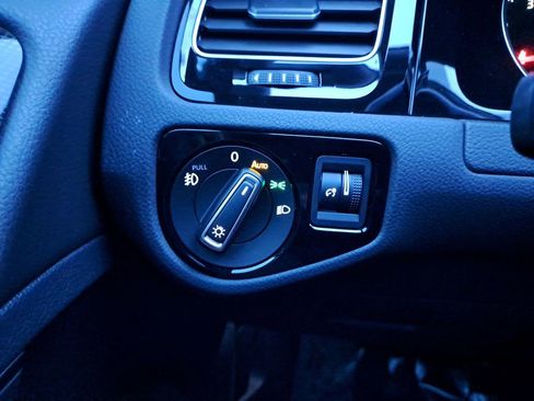 Used 2017 Volkswagen Golf image 30