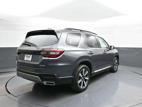 Used 2023 Honda Pilot Touring image 6