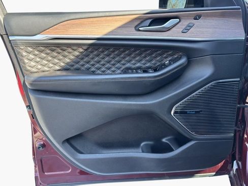 Used 2022 Jeep Grand Cherokee Summit w/ Luxury Tech Group V image 20